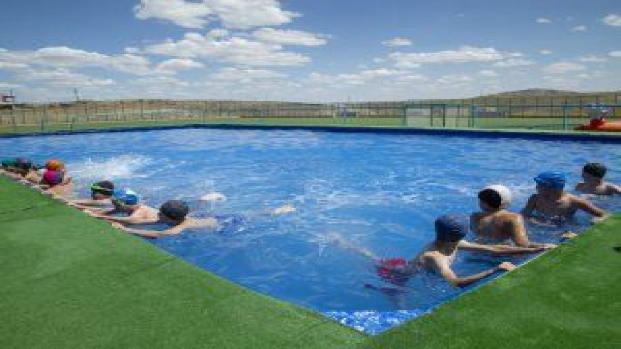 Beypazar Belediyesi yüzme havuzlarında açılan yüzme kurslarına çocuklar yoğun ilgi gösteriyor