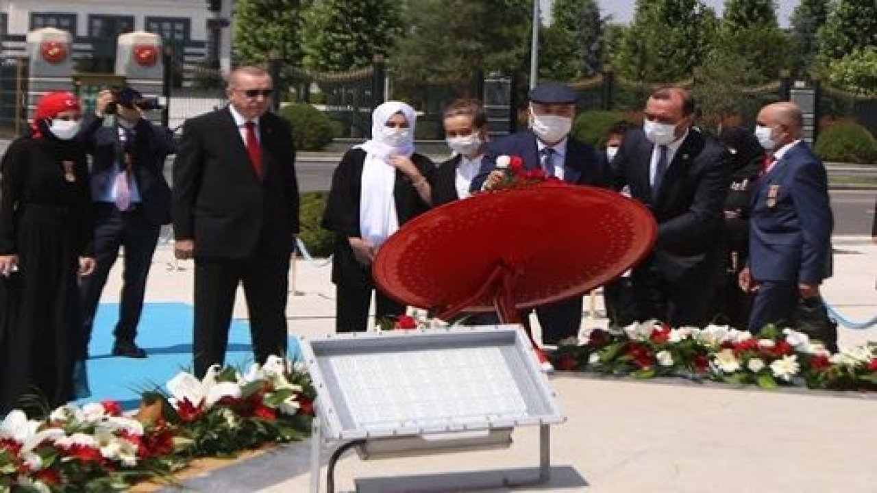 Cumhurbaşkanı Erdoğan 15 Temmuz Şehitler Abidesi’ne çiçek bıraktı - Ankara