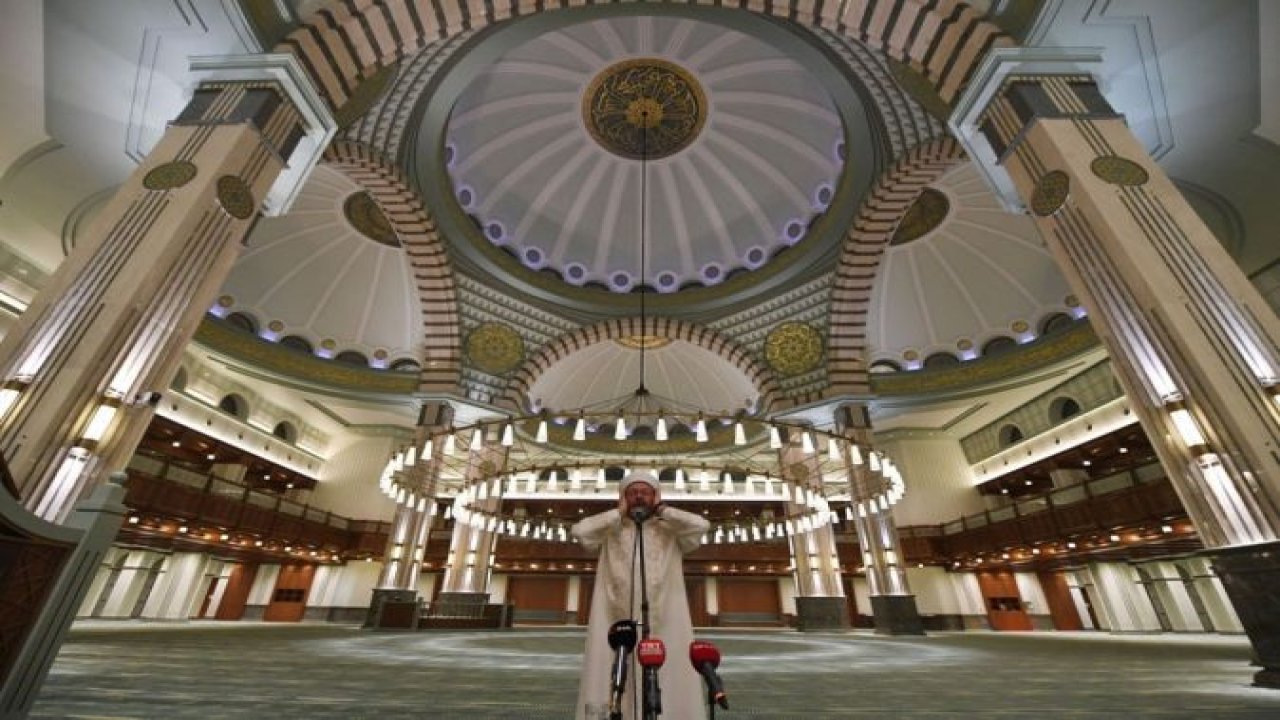 Diyanet İşleri Başkanı Erbaş, 15 Temmuz gecesi için Millet Camisinde sela okudu