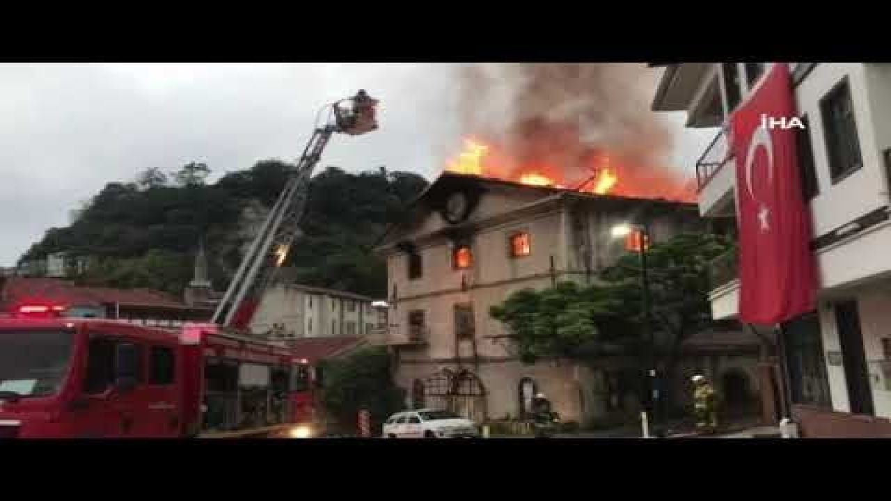 Tarihi binada yangın paniğe neden oldu! Vatandaşlar meydana akın etti - Video Haber