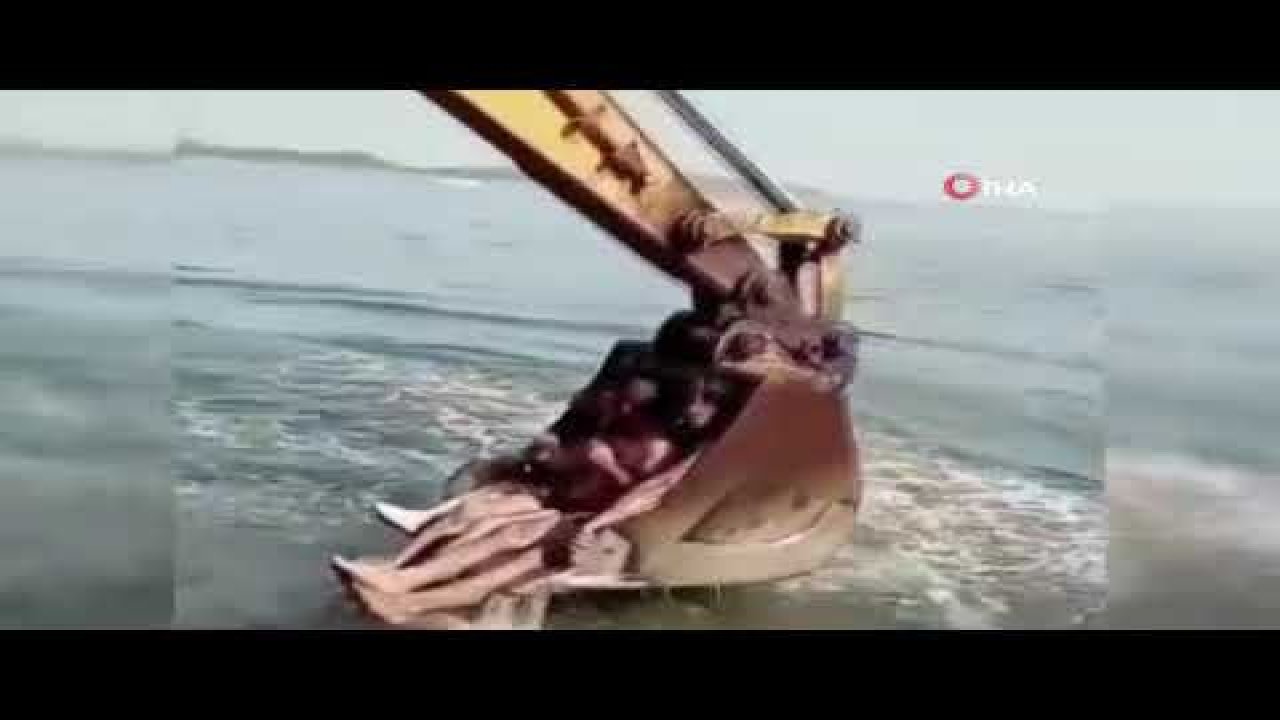 Su sporlarını bambaşka bir boyuta taşıdılar... Kepçenin içinde deniz keyfi - Video Haber