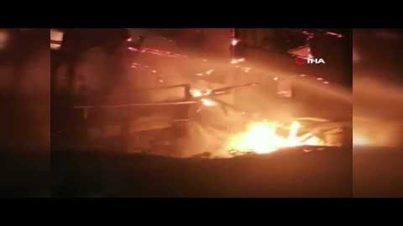 Gece çıkan yangın 2 evi kül etti - Video Haber