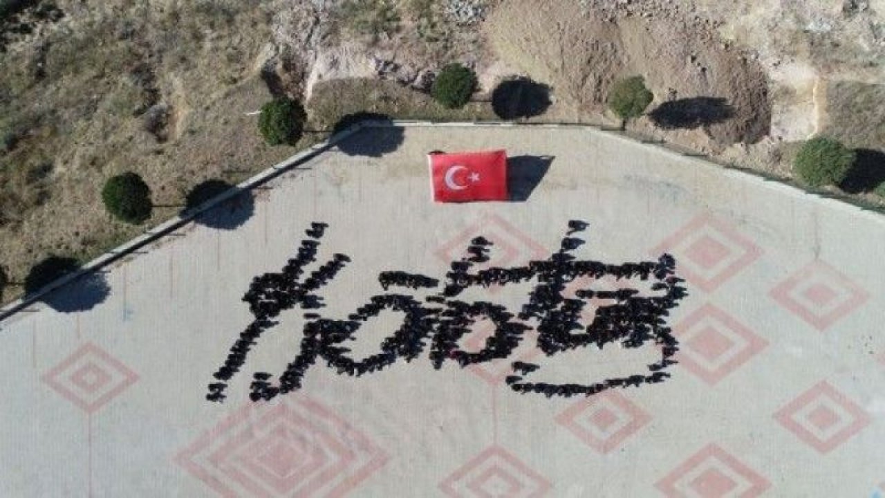 Öğrencilerin ‘Atatürk İmzası’ koreografisi büyük beğeni topladı