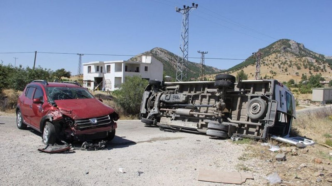 Otomobil, yolcu minibüsüne çarptı: 3'ü ağır 13 yaralı