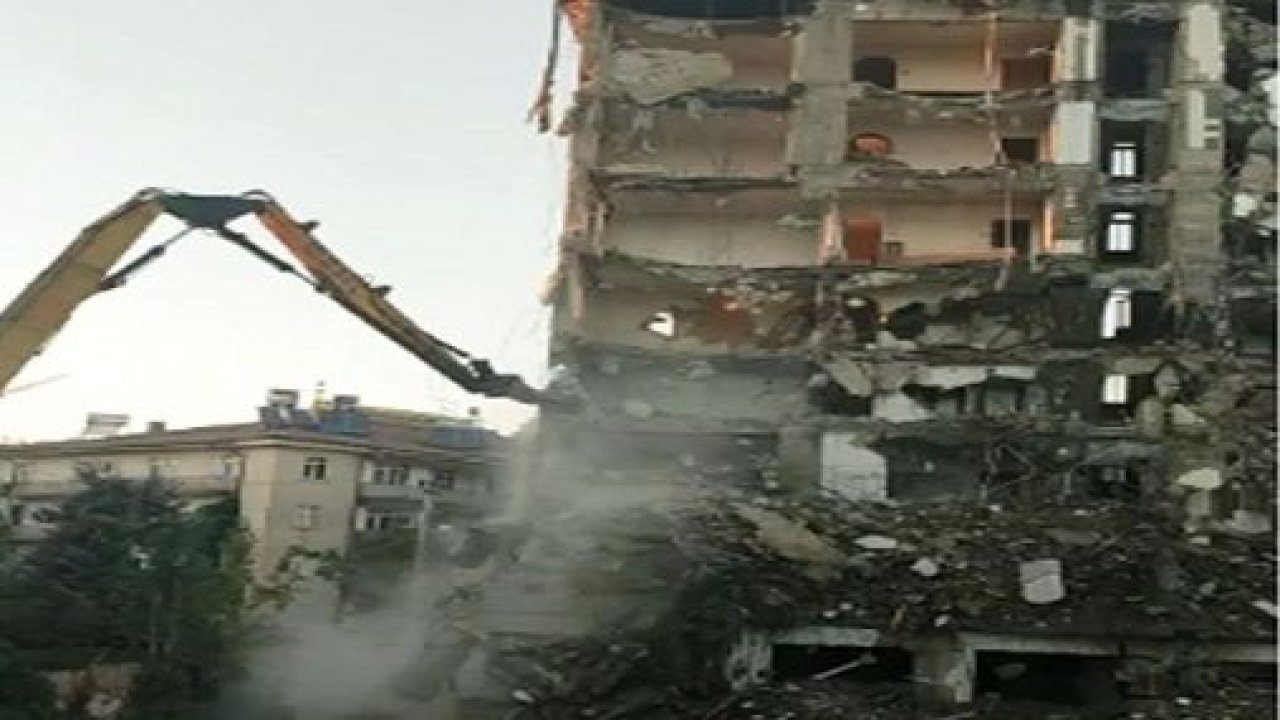 Elazığ’da 6.8’lik depremde hasar gören bina yıkıldı - Video Haber