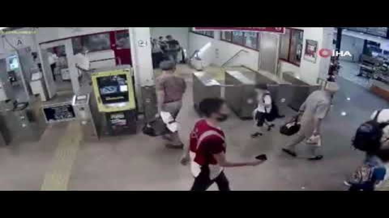 Metro istasyonunda ilginç yankesicilik güvenlik kamerasına yansıdı - Video Haber