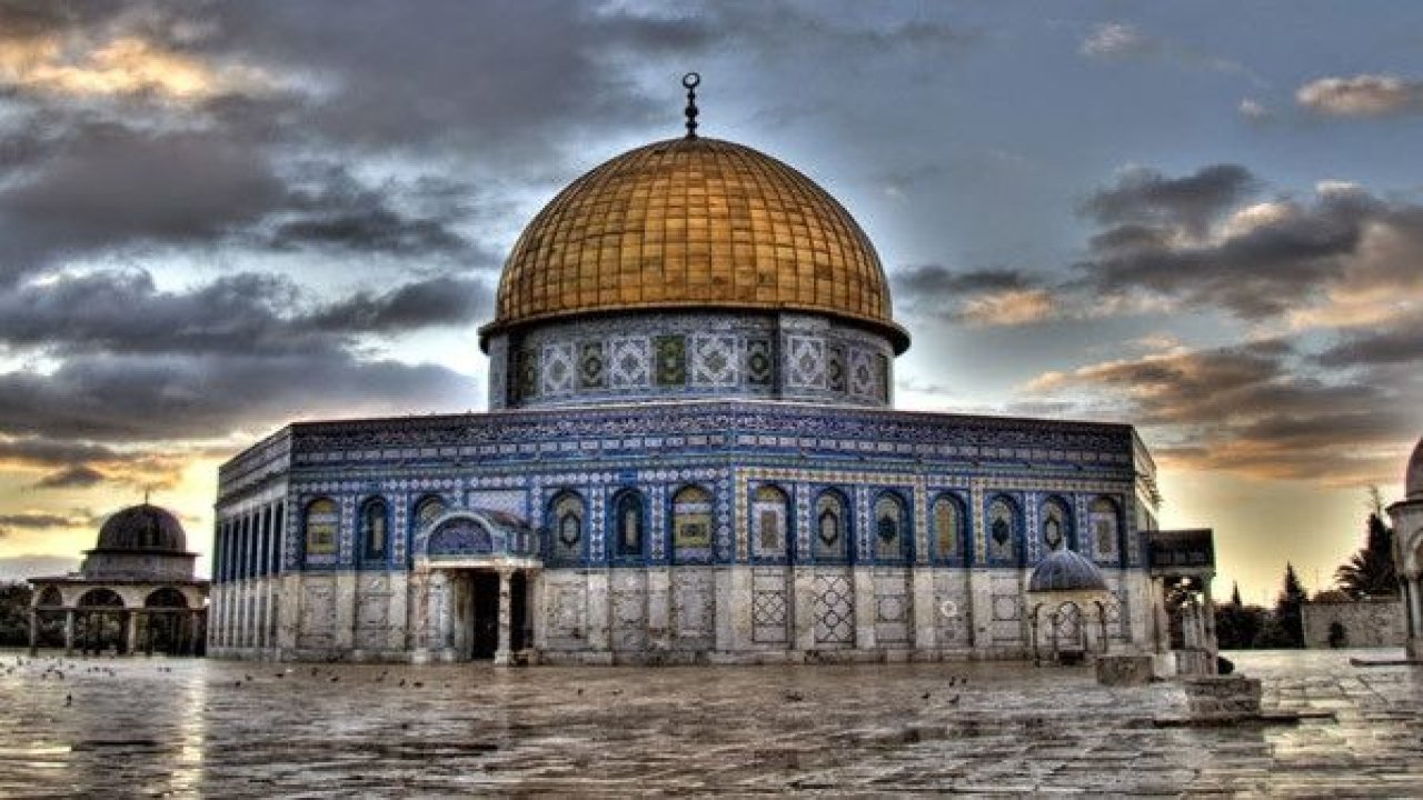 Mescid-i Aksa’da ilk teravih kılındı