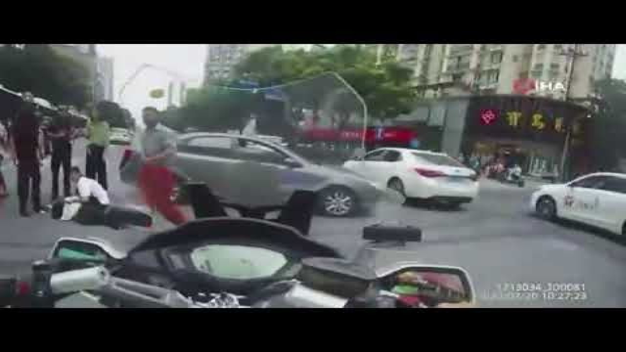 Kadın sürücü, çarpıştığı arabanın altında kaldı - Video Haber
