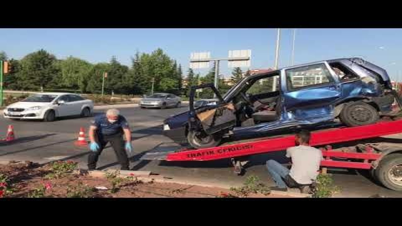 Minibüsle çarpışan otomobilin sürücüsü öldü - Video Haber