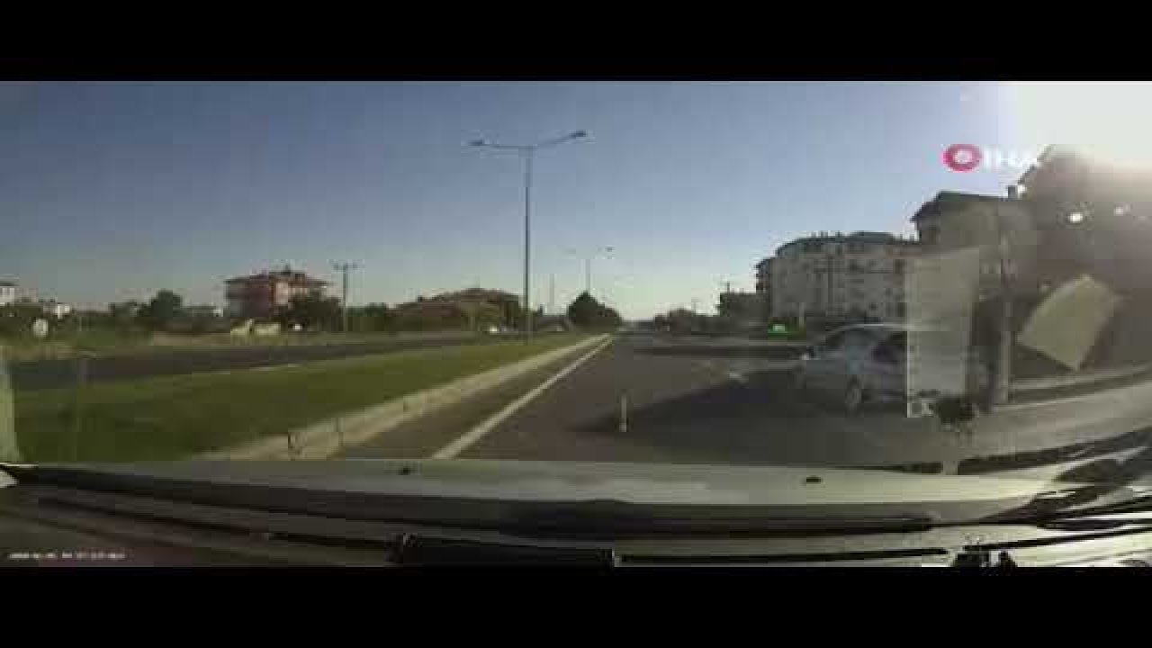 Otomobil kullanırken ayağını camdan çıkaran sürücü ‘pes’ dedirtti - Video Haber