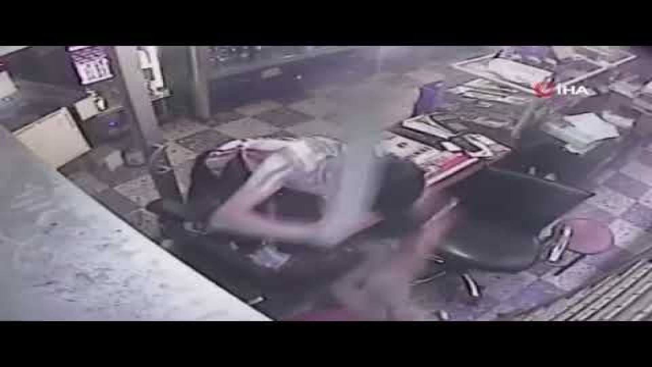 Sigara alma bahanesiyle girdi, iş yeri sahibine çivili kalasla saldırdı - Video Haber