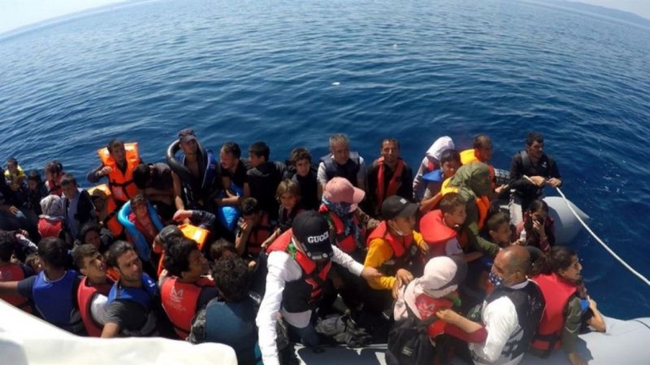 Yunanlıların ölüme ittiği 60 göçmen Türk Sahil Güvenlik ekipleri tarafından kurtarıldı