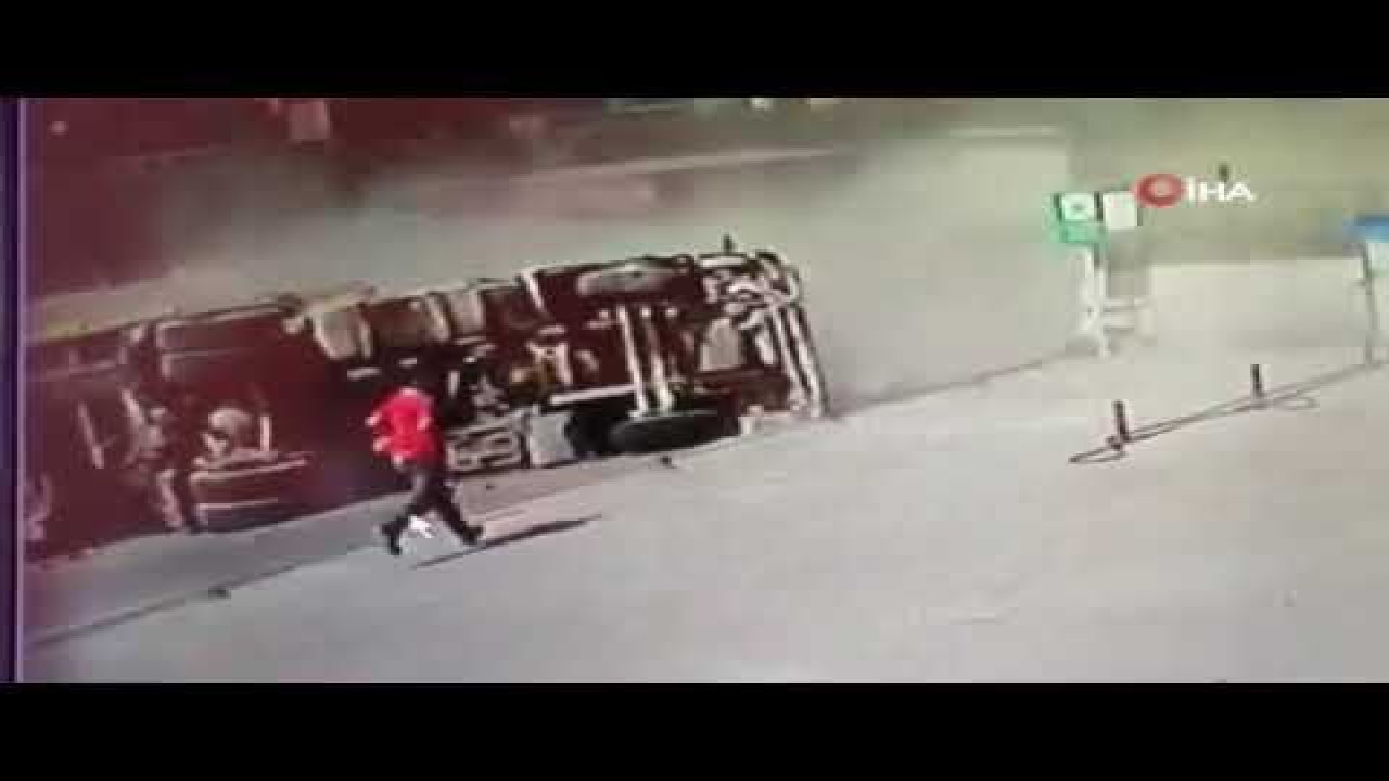 Otomobile çarpmamak için manevra yapan tır devrildi - Video Haber