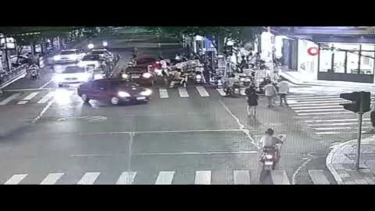 Kaza sonucu bir çocuk aracın altında kaldı - Video Haber