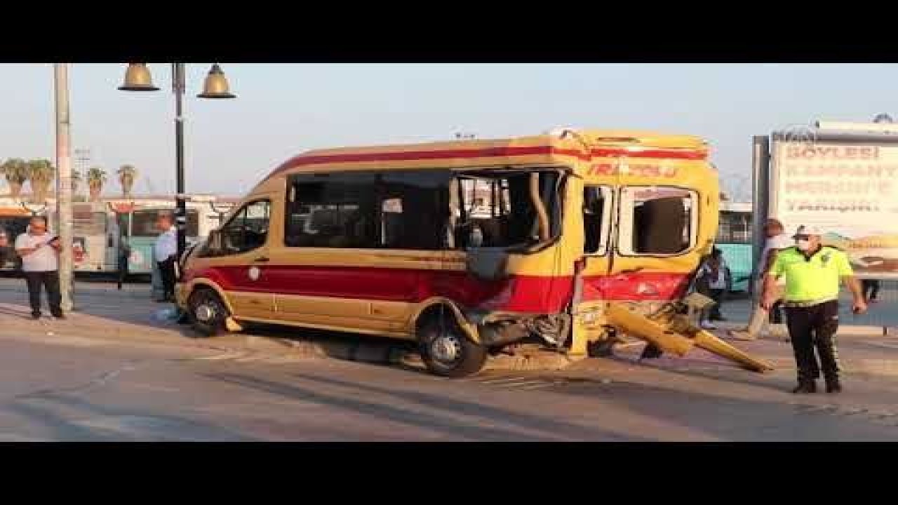 Belediye otobüsünün zincirleme trafik kazası kamerada: 6 yaralı