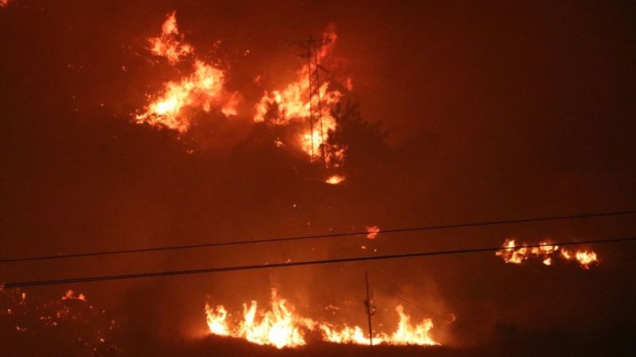 İzmir'deki orman yangını sebebiyle boşaltılan site yandı - Video Haber