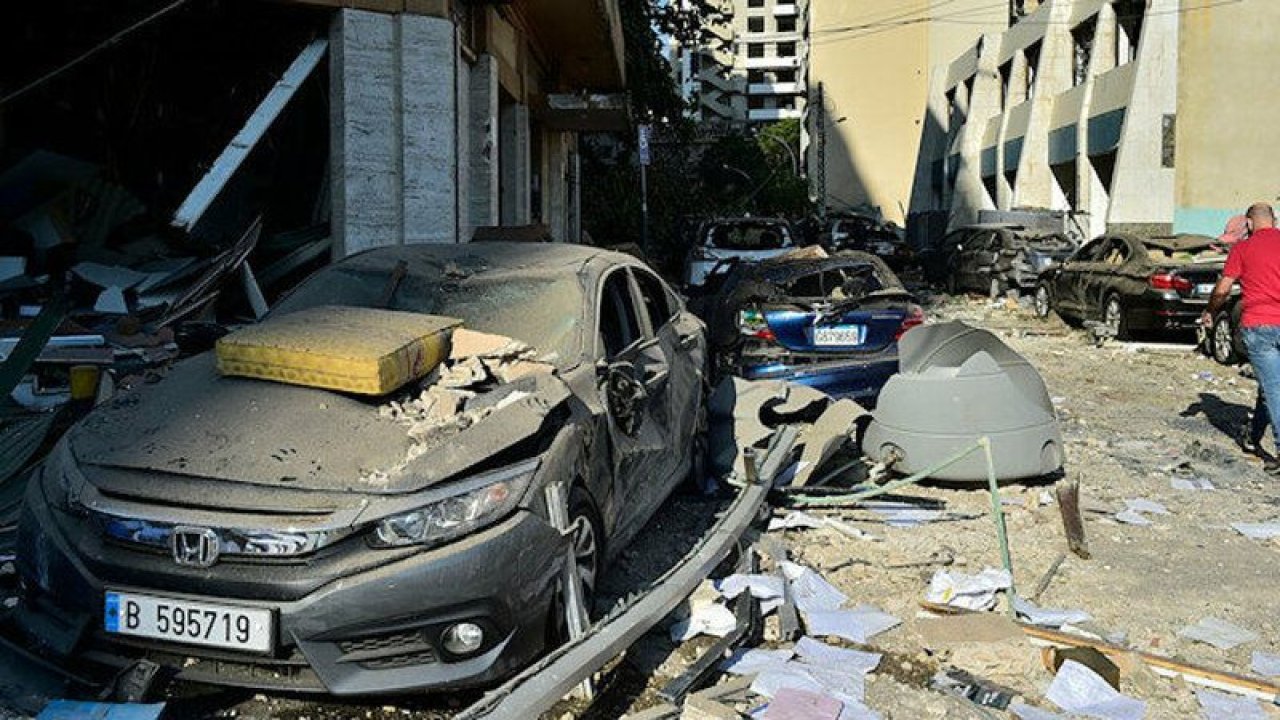 Beyrut Valisi: "Yüz binlerce kişi, 2-3 aydan önce evlerine dönemez"