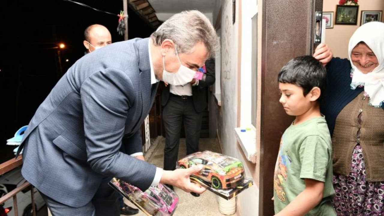 Başkan Köse, kapı kapı dolaşıp çocuklara oyuncak dağıttı - Ankara