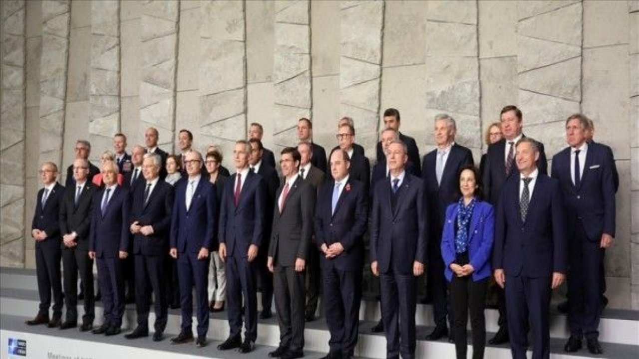 Bakan Akar, NATO Savunma Bakanları aile fotoğrafına katıldı