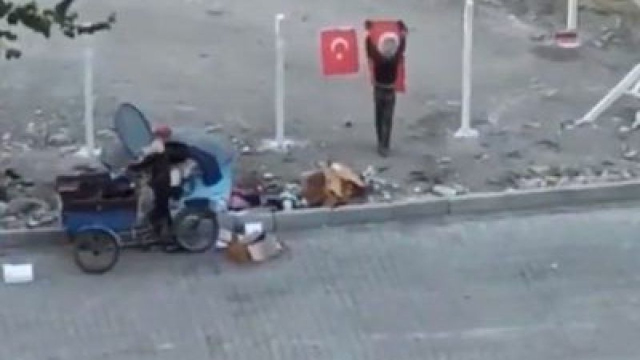 Aferin Size Çocuklar! Çöpteki Türk bayraklarını temizleyip Tel Örgülerine Astılar...