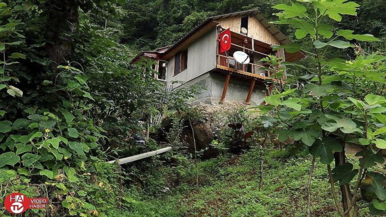 Arazisin de yer bulamayınca, kayanın üzerine ev yaptı