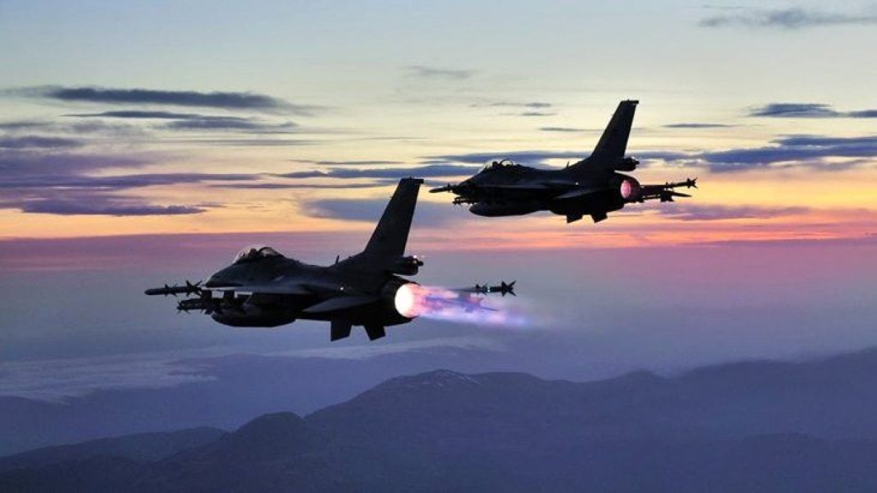 Girit Adası açıklarında Türk Gemisine yaklaşan Yunan  F-16'larını Türk Jetleri Engelledi