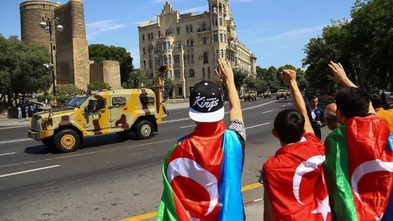 Bakü'de, Türk Ordusuna Azerbaycan'da "GİTME KAL" Gösterisi