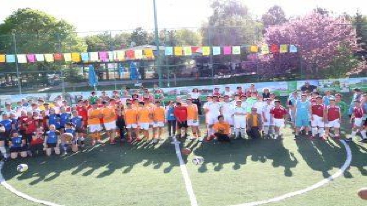 "Gençler Sahada Kalpler Ata’da” spor turnuvası heyecanı Ahlatlıbel Atatürk Parkı tesislerinde başladı