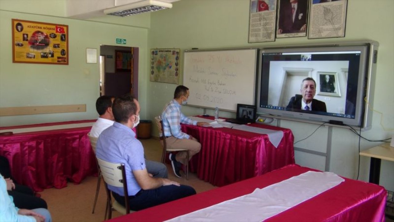 Bakan Selçuk, bir okulda düzenlenen seminere, telekonferansla bağlandı