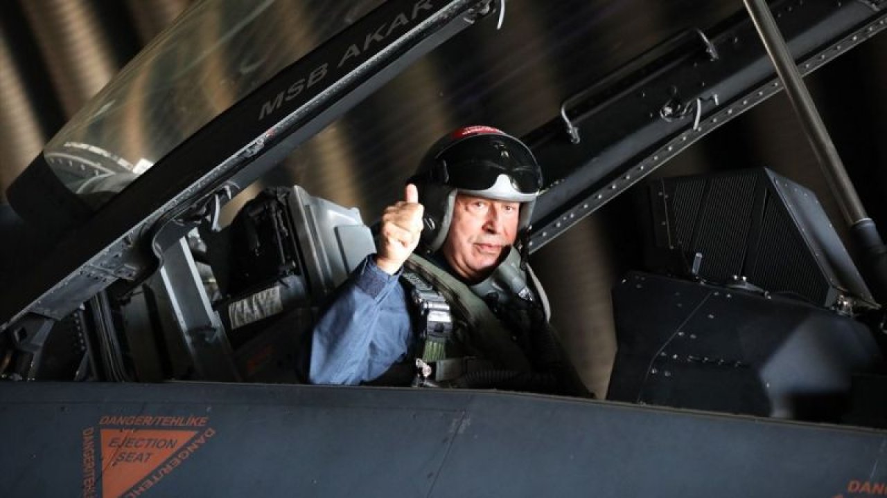 Bakan Akar, F-16 ile Ege semalarında uçtu