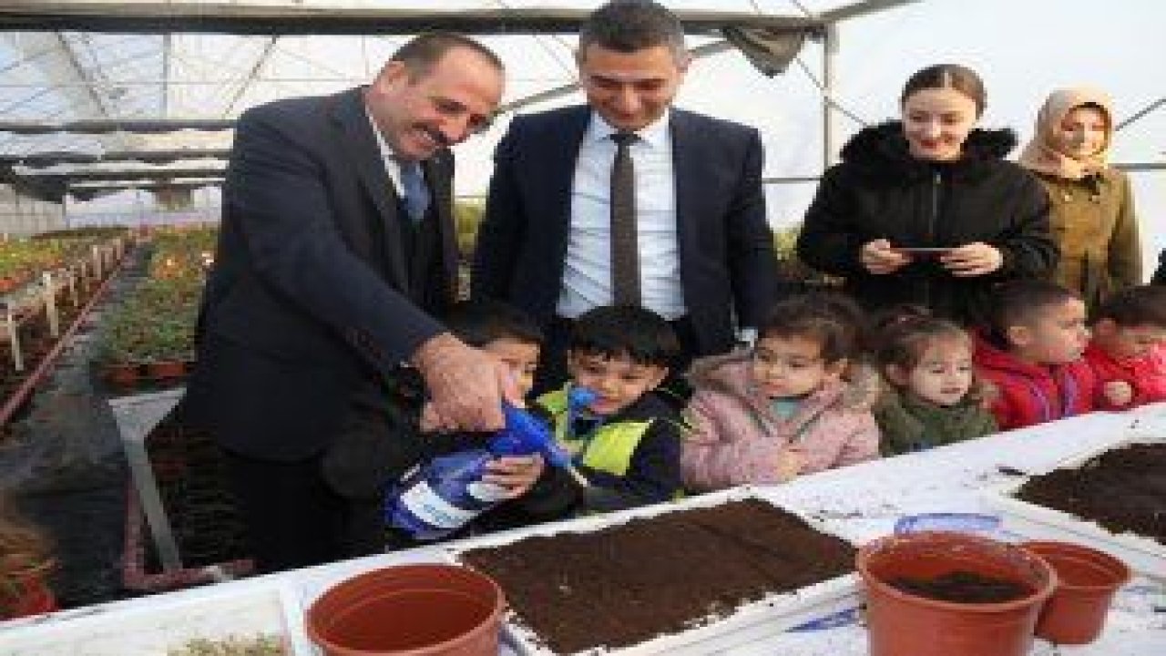 Gölbaşı Belediye Başkanı Fatih Duruay, anaokul öğrencileri ile birlikte çiçek ekimi gerçekleştirdi