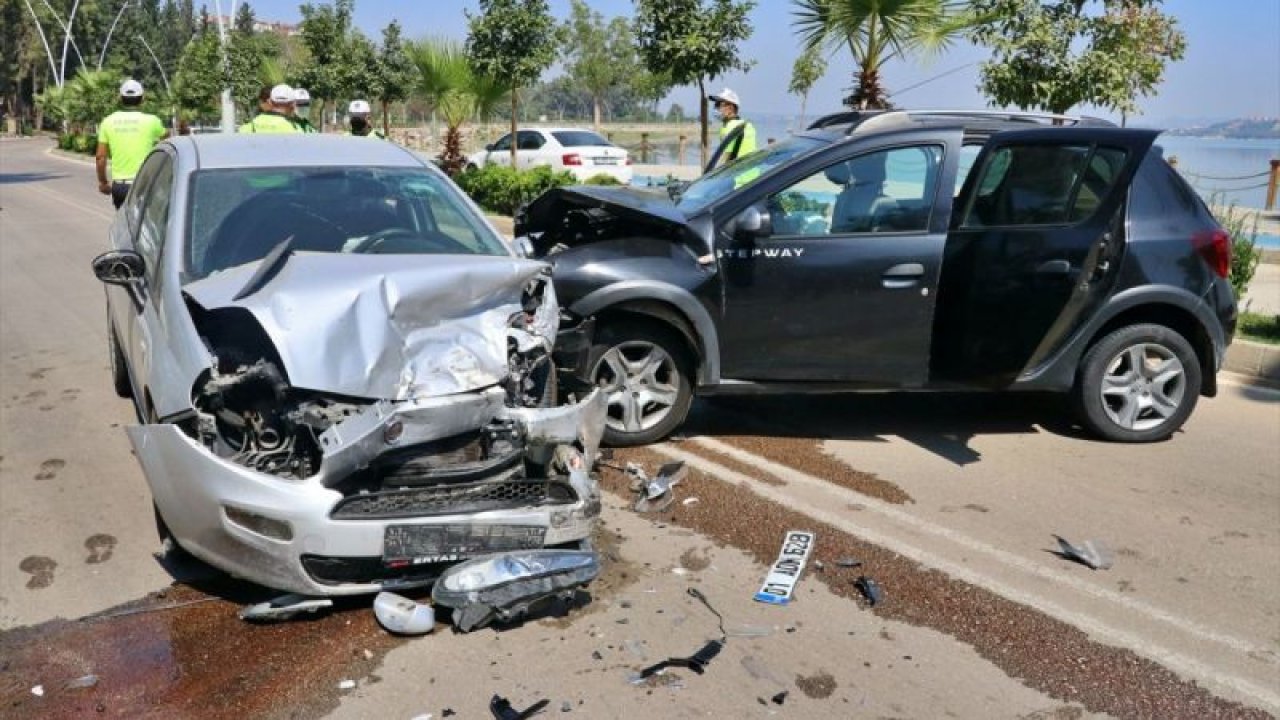 Korkunç kaza! 2 kişi otomobilden fırladı... Çok sayıda yaralı var - Video Haber