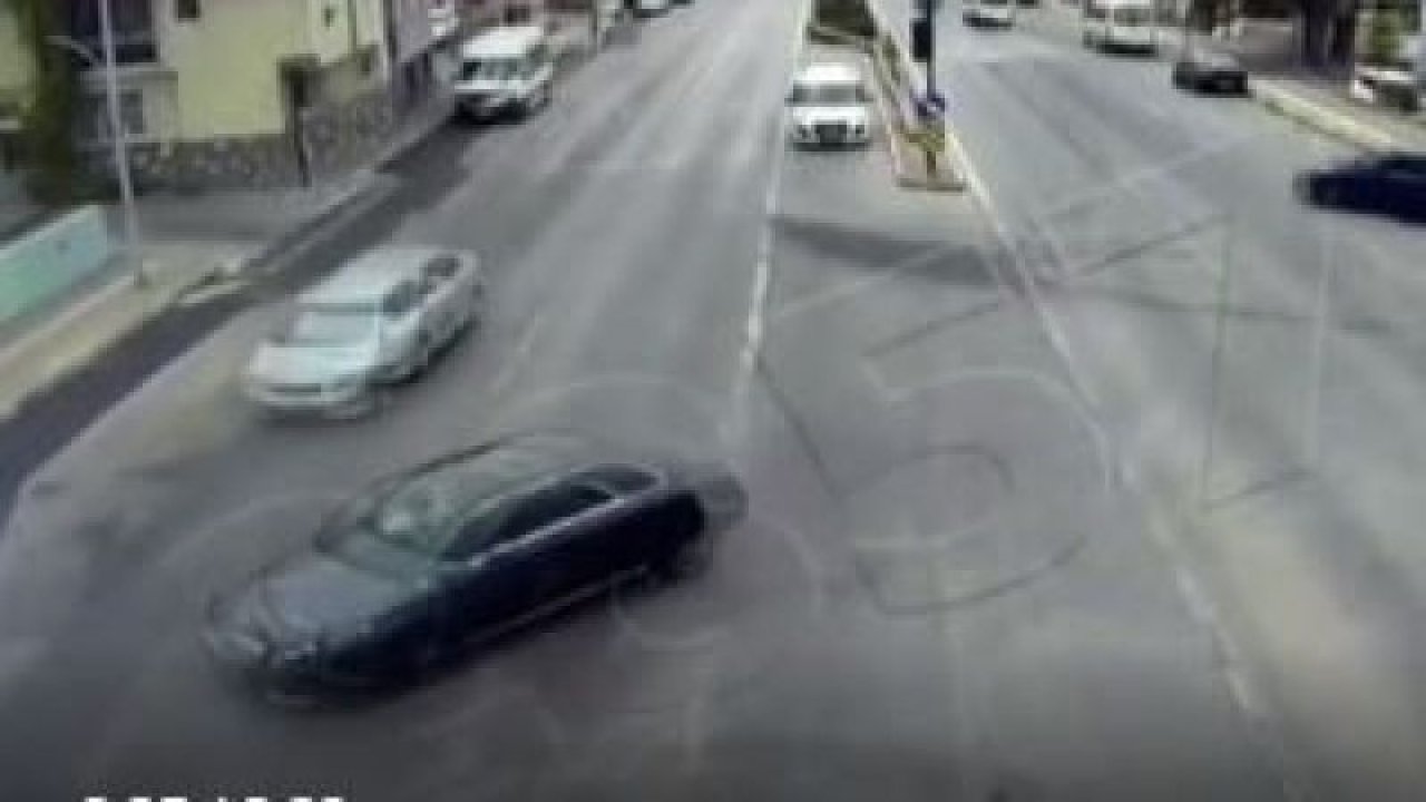 Korkunç kaza kameralara yansıdı! - Video Haber