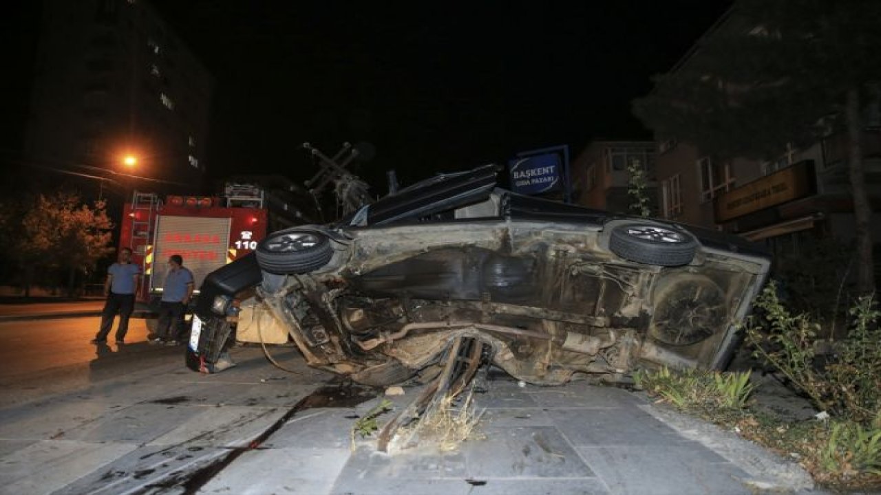 Ankara'da İnanılmaz Kaza! Otomobil elektrik direğine çarptı: 2 yaralı