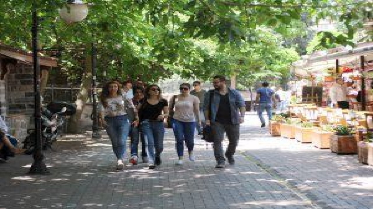 Ankara’nın en gözde tarihi ve turistik yerlerinden biri olan Hamamönü’ne yaz geldi