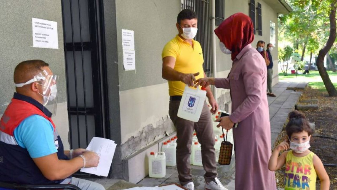Ankara Büyükşehir koronavirüs önlemlerini artırdı! Başkentlilere ücretsiz dezenfektan dağıtmaya başladı