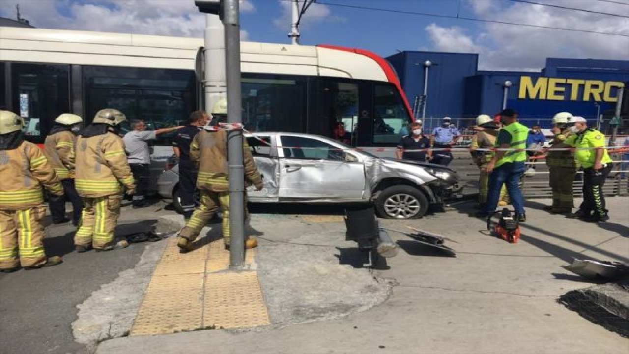 İstanbul'da tramvayla otomobil çarpıştı! Kaza sonucu... - Video Haber