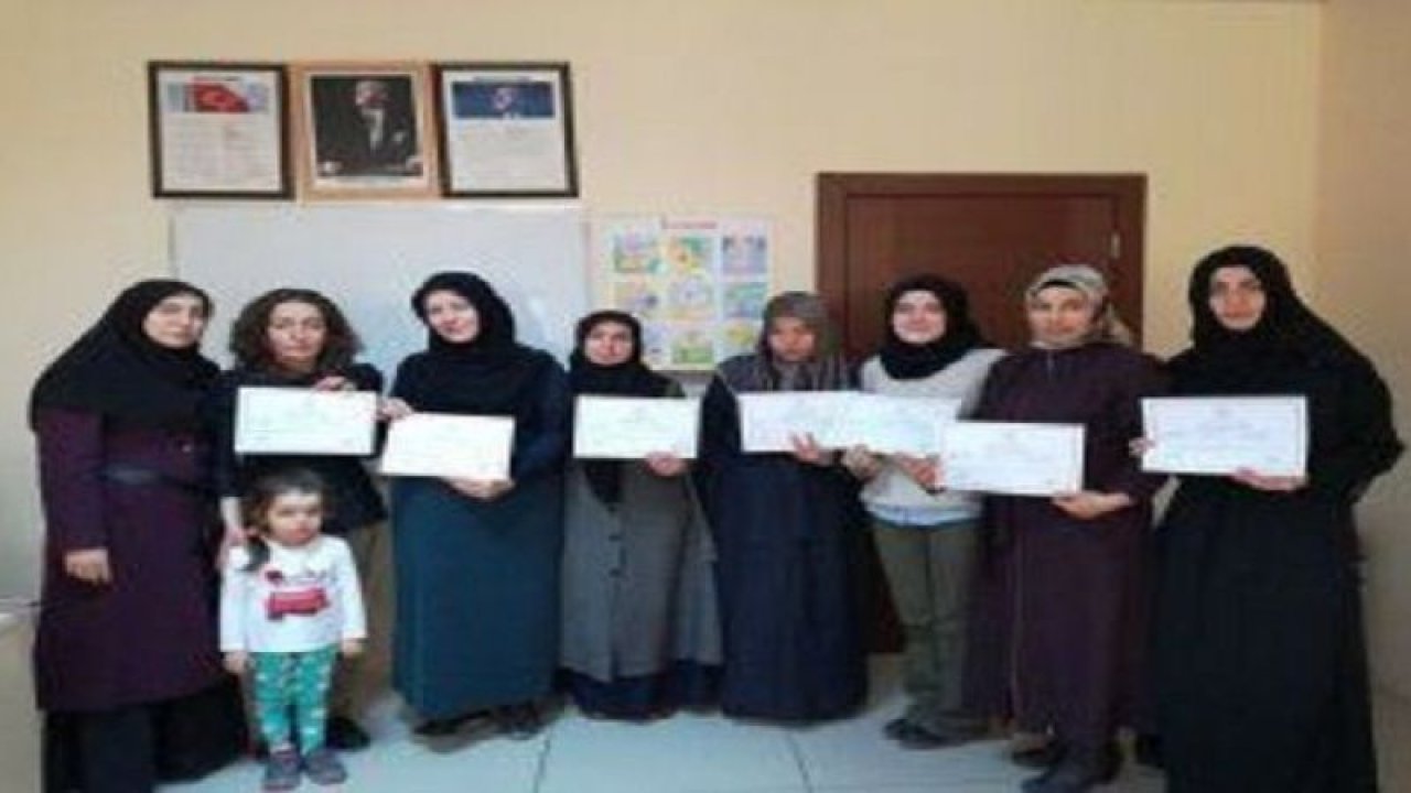 ​Saray Hanım Evi’ndeki Arapça kursuna katılan kadınlar sertifikalarını aldılar