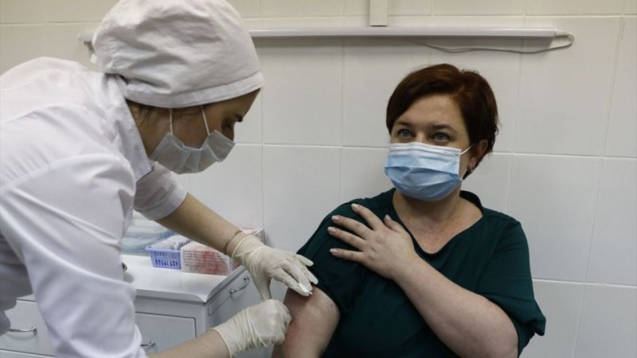 Rusya’da gönüllülere "Sputnik V" Kovid-19 aşısı yapılmaya başlandı