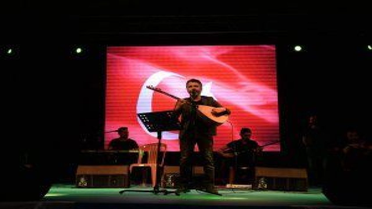 Pursaklı vatandaşlar 15 Temmuz'un 2. yıl dönümünde, Pursaklar Muhsin Yazıcıoğlu Meydanına akın etti