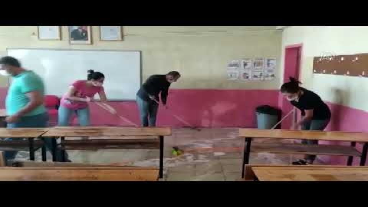 Muş'ta öğretmenler okulu sabunlu suyla yıkayarak, dezenfekte etti