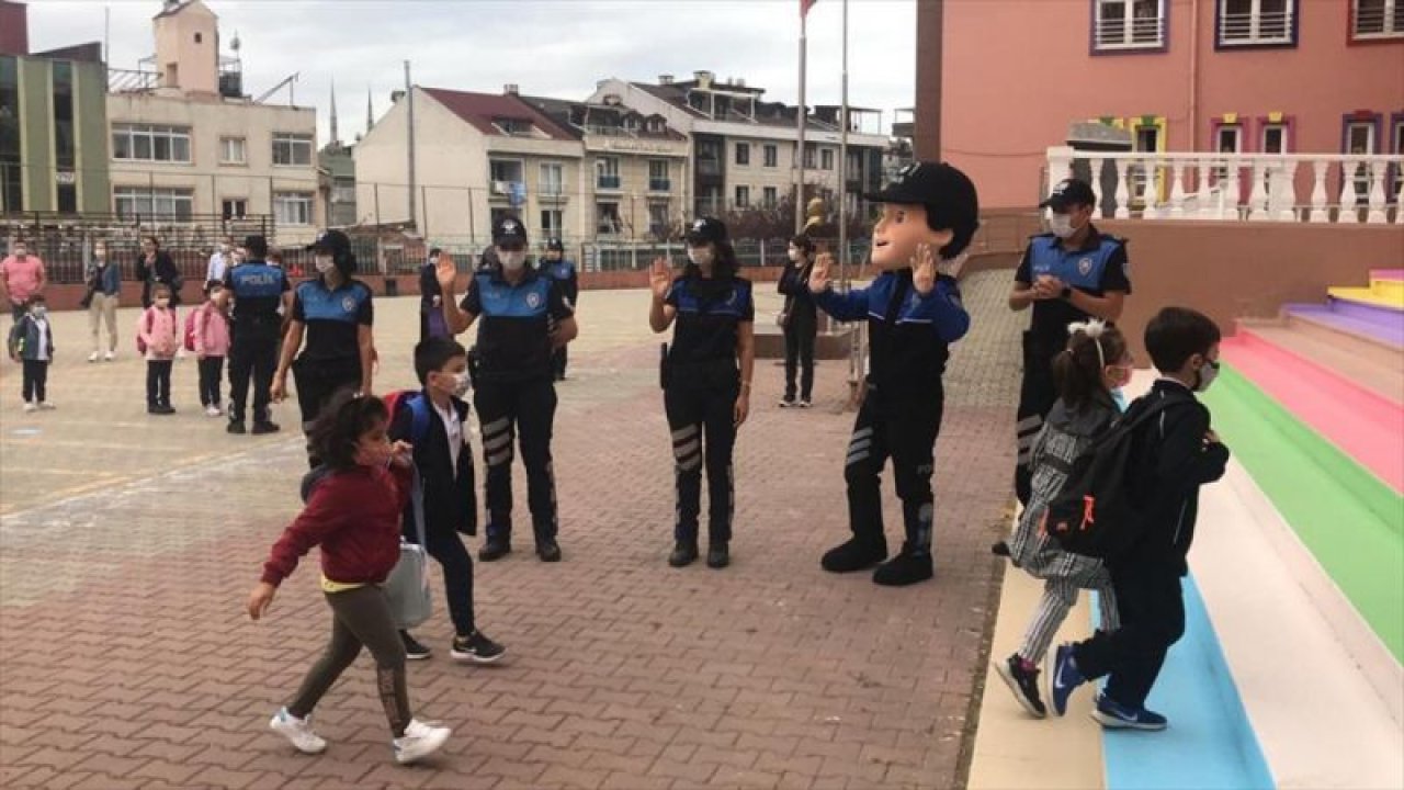 Polisten, öğrencilere Kovid-19 bilgilendirmesi