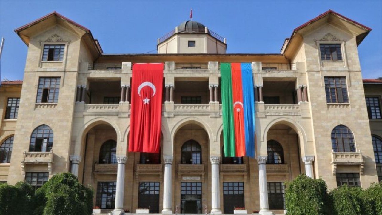 Gazi Üniversitesinin rektörlük binasına Türk ve Azerbaycan bayrakları asıldı