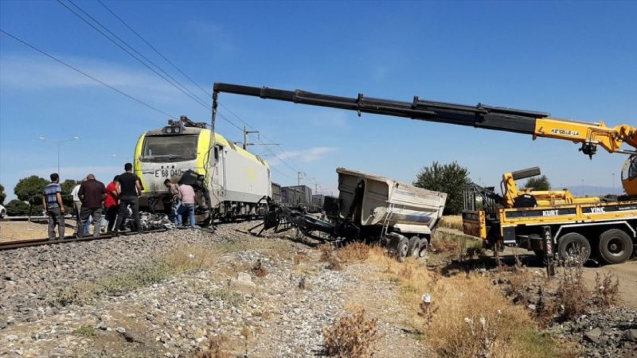 Hemzemin geçitte trenin çarptığı kamyonun sürücüsü öldü
