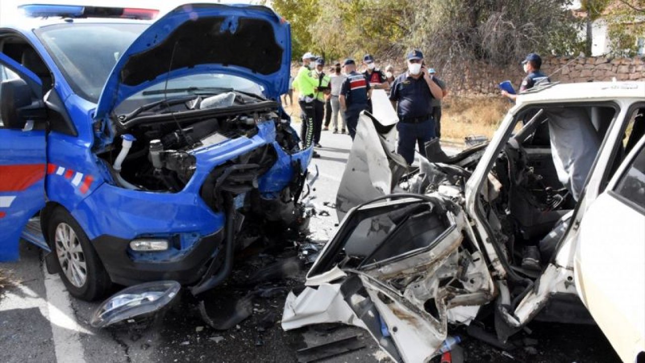Aksaray'da jandarma aracıyla otomobil çarpıştı: 5 yaralı