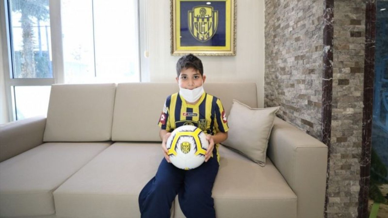 MKE Ankaragücü'nden lenfoma hastası minik taraftara forma jesti