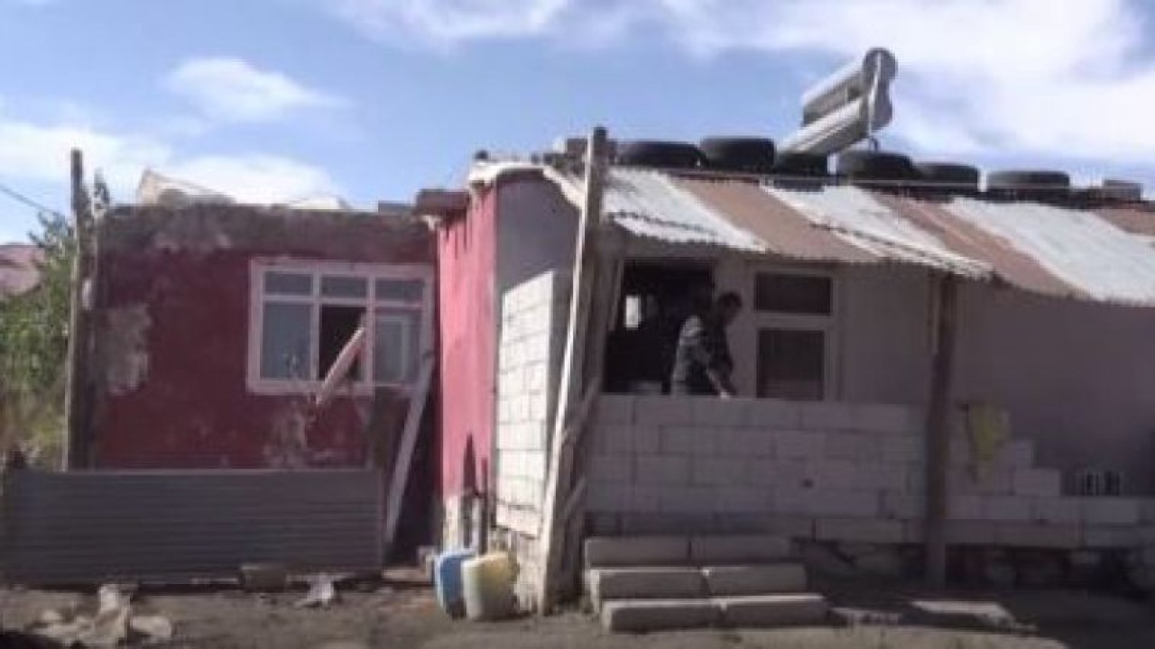 Ağrılı aile "yılan korkusu" yüzünden toprak damlı evini yıktı - Video Haber