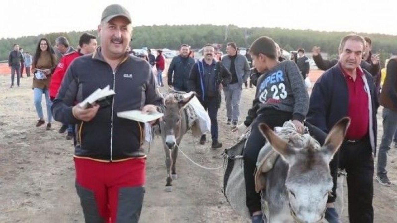 Belediye başkanı kamp kurup eşekle kitap dağıttı