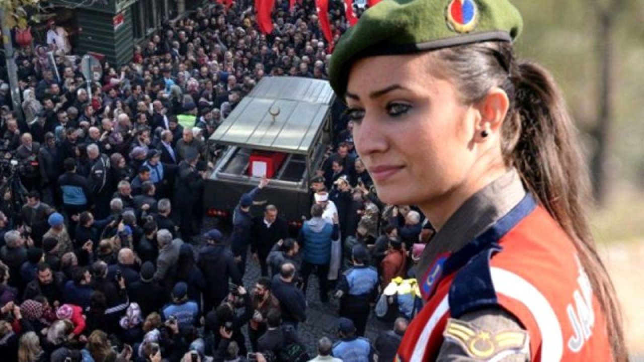 Şehide Yapılan İğrenç Saygısızlık! Türk Milleti Şehit Ateşiyle Yanarken O Kadın Şehit Evindeki Bayrağı Parçaladı!