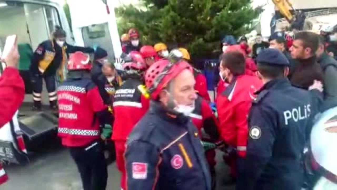 İzmir'de 17 saat sonra enkaz altından bir kişi daha kurtarıldı